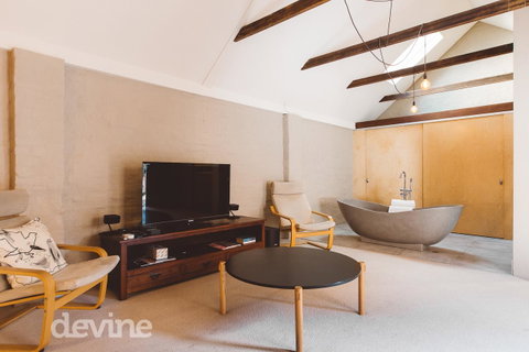 Devine Stays - Hayloft On ELizabeth - Accommodation Burleigh 0