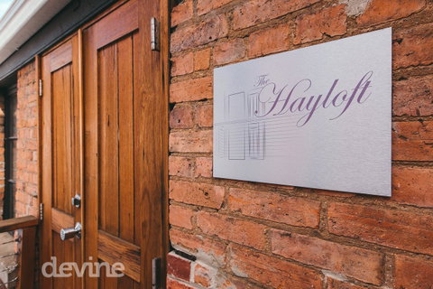 Devine Stays - Hayloft On ELizabeth - Accommodation Burleigh 7