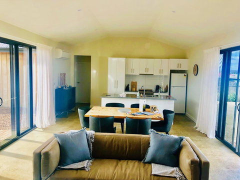 EMBRACING EVANDALE - Hosted By L'Abode Accommodation - Accommodation Burleigh 2