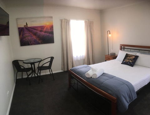 3ree- Spacious & Charming Apartment - Accommodation Burleigh 0