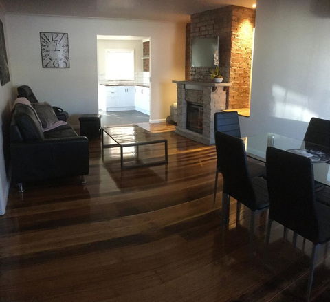 3ree- Spacious & Charming Apartment - Accommodation Burleigh 11