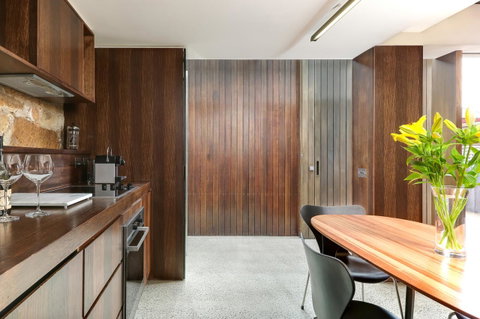 Stone Flower - Accommodation Burleigh 18
