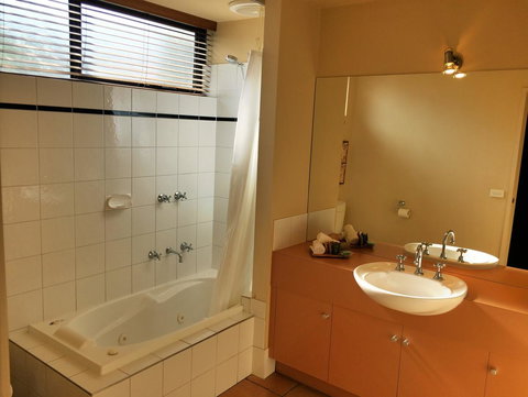 Lorne Surf Apartments - Accommodation Burleigh 24