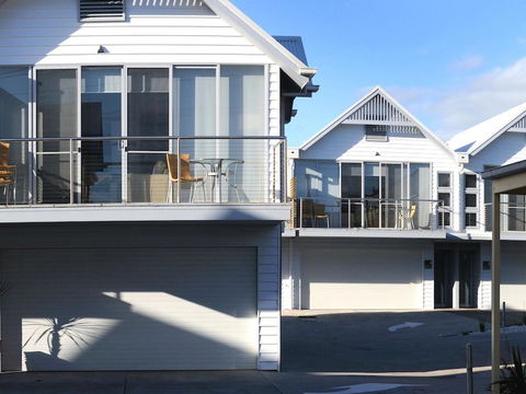 The Victoria Apartments - Accommodation Burleigh 2