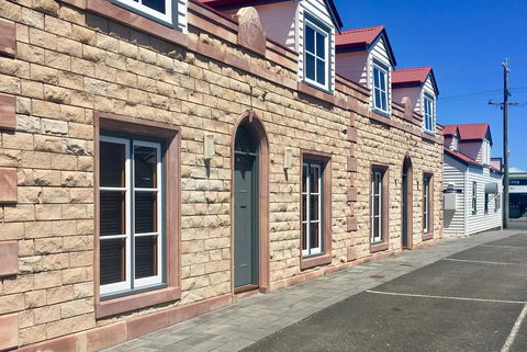 54 On Bank - Accommodation Burleigh 2