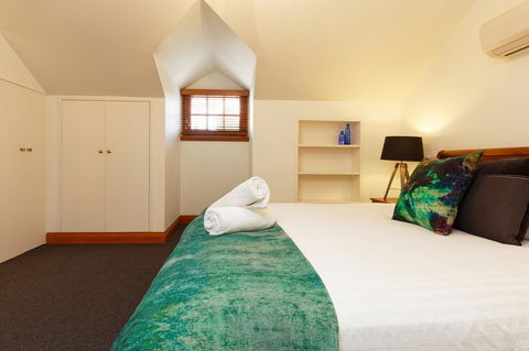 54 On Bank - Accommodation Burleigh 40