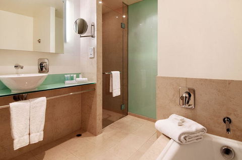 PARKROYAL Melbourne Airport - Accommodation Burleigh 42