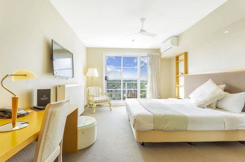 Deep Blue Hotel & Hot Springs - Accommodation Burleigh 41