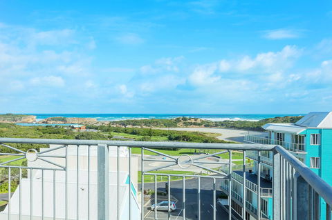 Deep Blue Hotel & Hot Springs - Accommodation Burleigh 25