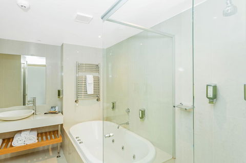 Deep Blue Hotel & Hot Springs - Accommodation Burleigh 37
