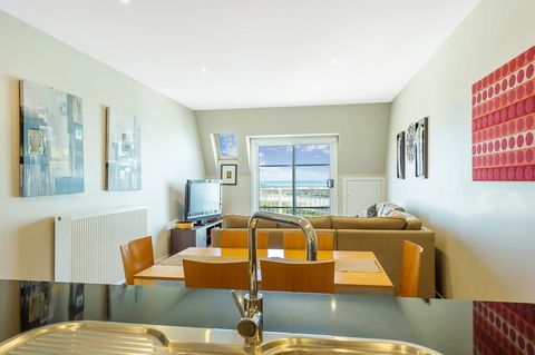 Deep Blue Hotel & Hot Springs - Accommodation Burleigh 44