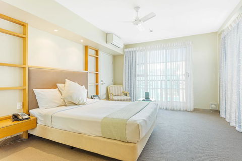 Deep Blue Hotel & Hot Springs - Accommodation Burleigh 43