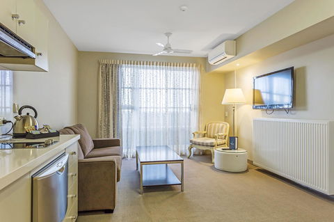 Deep Blue Hotel & Hot Springs - Accommodation Burleigh 42