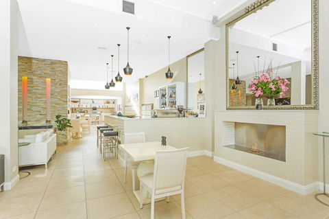 Deep Blue Hotel & Hot Springs - Accommodation Burleigh 22
