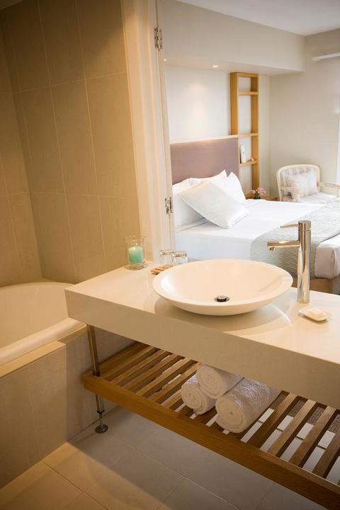 Deep Blue Hotel & Hot Springs - Accommodation Burleigh 38