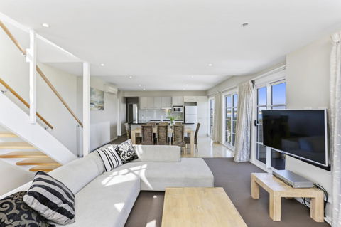 Deep Blue Hotel & Hot Springs - Accommodation Burleigh 31