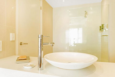 Deep Blue Hotel & Hot Springs - Accommodation Burleigh 21