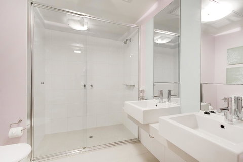 Waterfront Melbourne Apartments - Accommodation Burleigh 24