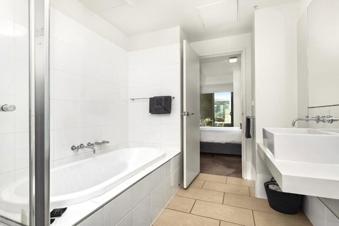 Waterfront Melbourne Apartments - Accommodation Burleigh 43