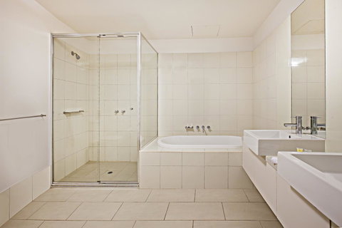 Waterfront Melbourne Apartments - Accommodation Burleigh 34