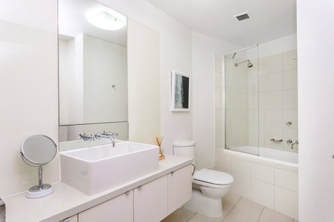 Waterfront Melbourne Apartments - Accommodation Burleigh 37