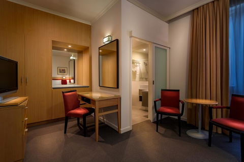 BEST WESTERN PLUS Travel Inn - Accommodation Burleigh 38