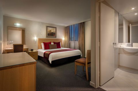 BEST WESTERN PLUS Travel Inn - Accommodation Burleigh 28