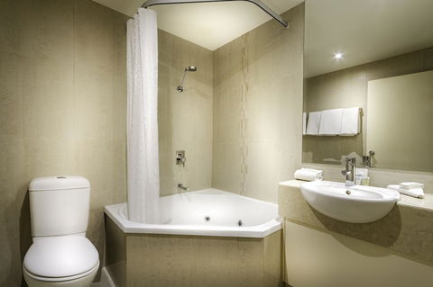 BEST WESTERN PLUS Travel Inn - Accommodation Burleigh 44