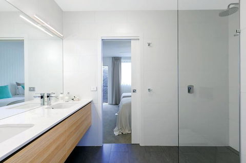 Lakes Edge Apartments - Accommodation Burleigh 2