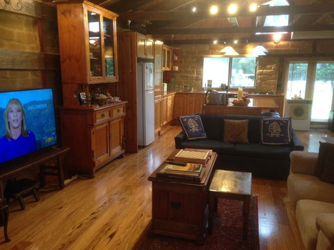 Mud Hollow Barn - Accommodation Burleigh 13