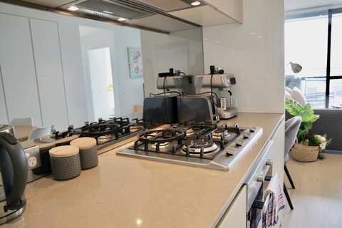Pride Docklands Waterfront Apartment City View - Accommodation Burleigh 22