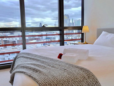 Pride Docklands Waterfront Apartment City View - Accommodation Burleigh 42