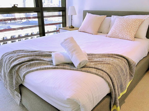 Pride Docklands Waterfront Apartment City View - Accommodation Burleigh 41