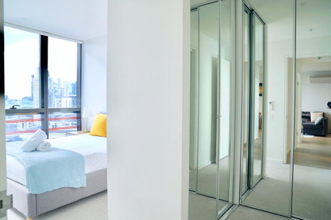 Pride Docklands Waterfront Apartment City View - Accommodation Burleigh 23
