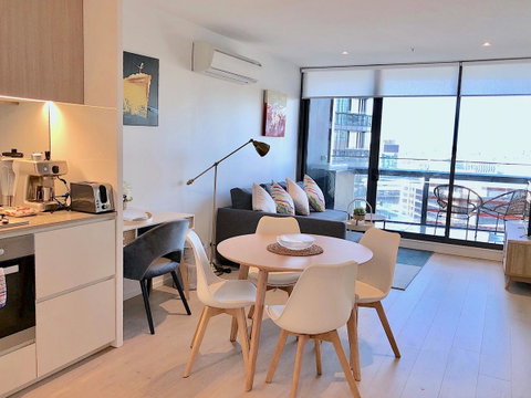 Pride Docklands Waterfront Apartment City View - Accommodation Burleigh 5