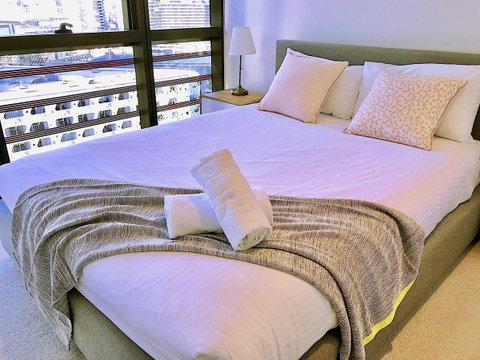 Pride Docklands Waterfront Apartment City View - Accommodation Burleigh 1