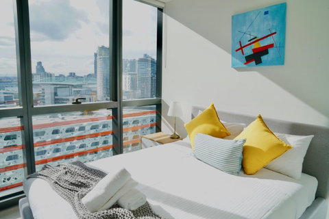 Pride Docklands Waterfront Apartment City View - Accommodation Burleigh 10