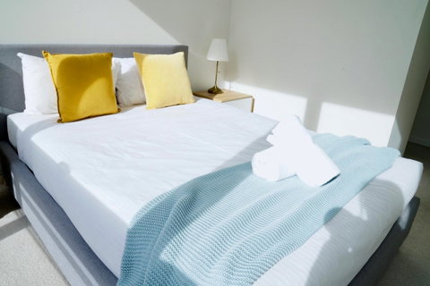 Pride Docklands Waterfront Apartment City View - Accommodation Burleigh 2