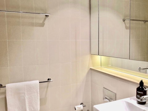 Pride Docklands Waterfront Apartment City View - Accommodation Burleigh 34