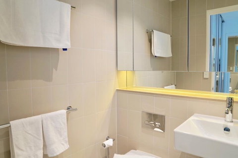 Pride Docklands Waterfront Apartment City View - Accommodation Burleigh 17