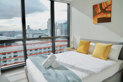 Pride Docklands Waterfront Apartment City View - Accommodation Burleigh 9
