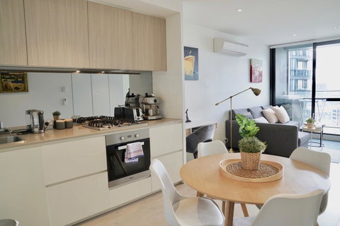 Pride Docklands Waterfront Apartment City View - Accommodation Burleigh 14