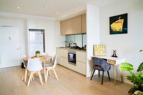 Pride Docklands Waterfront Apartment City View - Accommodation Burleigh 13
