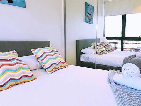 Pride Docklands Waterfront Apartment City View - Accommodation Burleigh 8