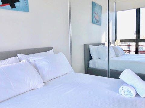 Pride Docklands Waterfront Apartment City View - Accommodation Burleigh 43