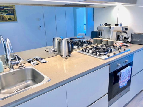 Pride Docklands Waterfront Apartment City View - Accommodation Burleigh 28