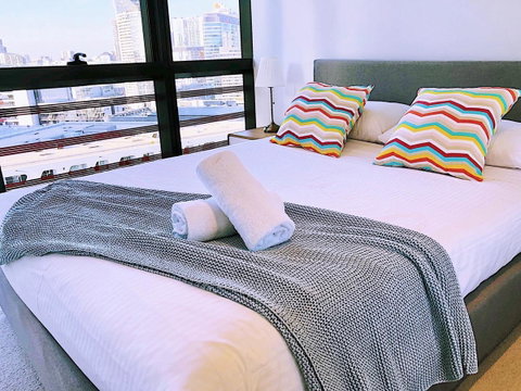 Pride Docklands Waterfront Apartment City View - Accommodation Burleigh 26