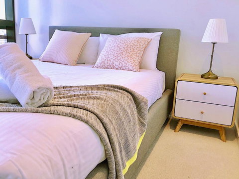 Pride Docklands Waterfront Apartment City View - Accommodation Burleigh 25