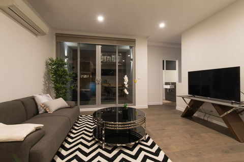 Doncaster Private Collection 2 Bed Townhouse@Pearl - Accommodation Burleigh 1