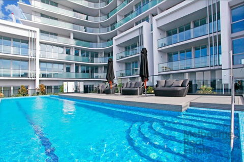 Doncaster Private Collection 2 Bed Townhouse@Pearl - Accommodation Burleigh 16